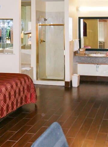 Econo Lodge Inn & Suites West Dorms